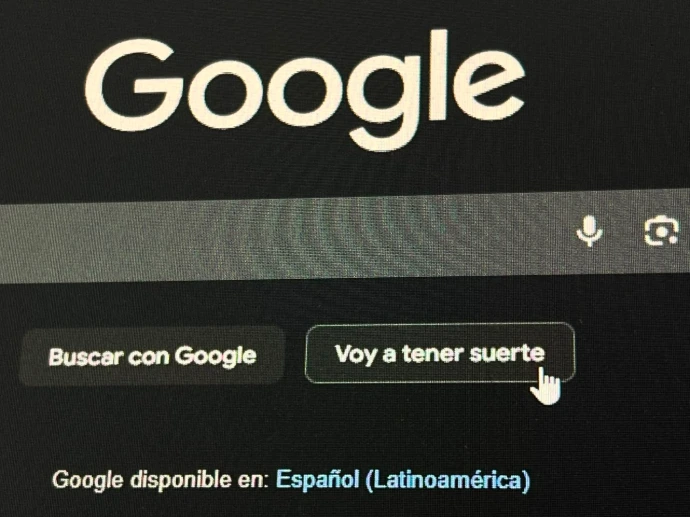 Foto de la pagina principal de google con el mouse sobre el boton "voy a tener suerte"