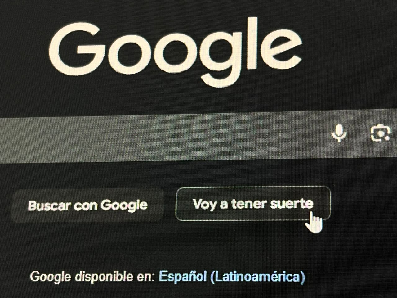 Persona trabajando frente a una computadora con la identidad visual de Nota Marketing