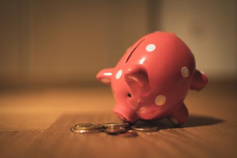 Alcancía que representa una inversión de marketing sostenible